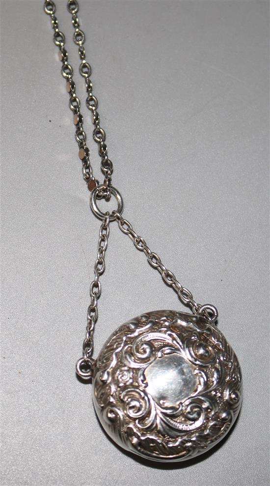 An Edwardian repousse silver compact pendant, on a continental 900 standard silver chain,